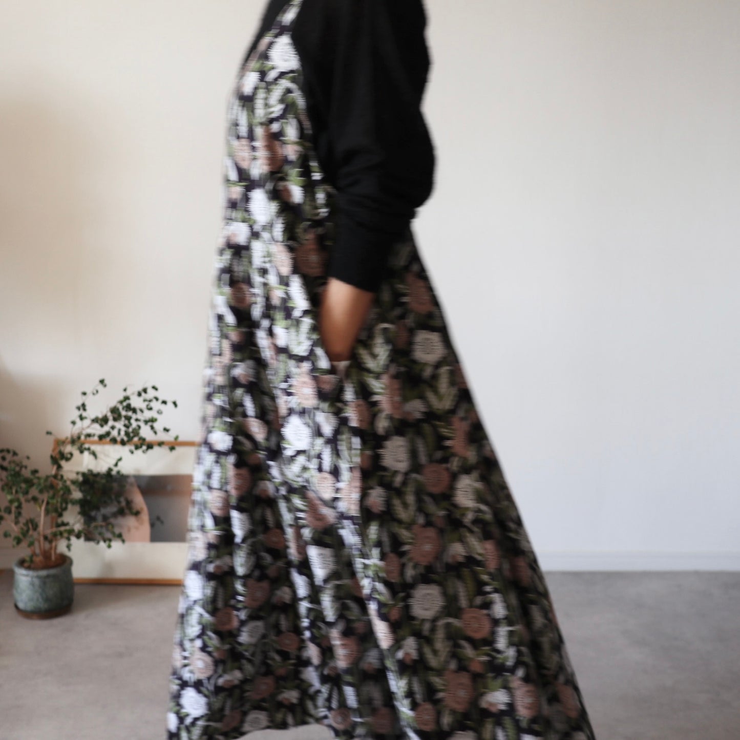 《即納》すっきりシルエットの裾ゆれフレアキャミワンピース【navy flower】