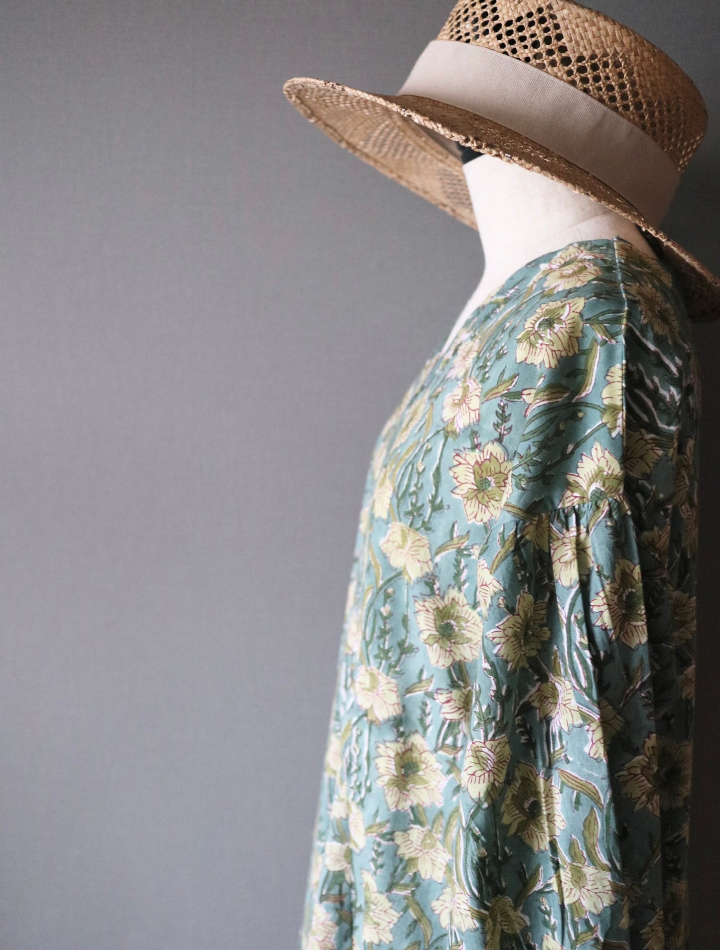 《受注》すっきりシルエットの裾揺れフレアワンピース【light green】