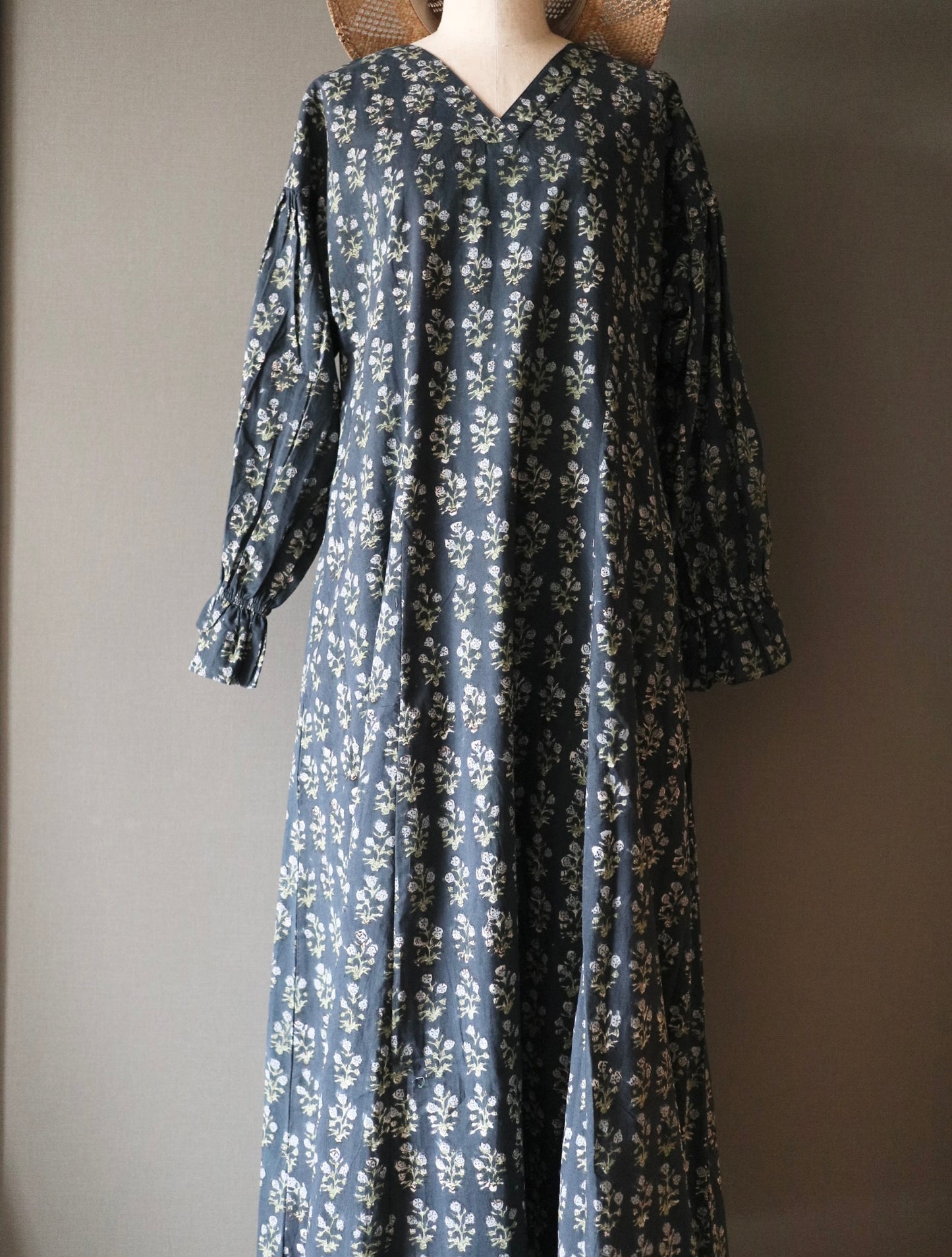 《即納》すっきりシルエットの裾揺れフレアワンピース【charcoal gray】