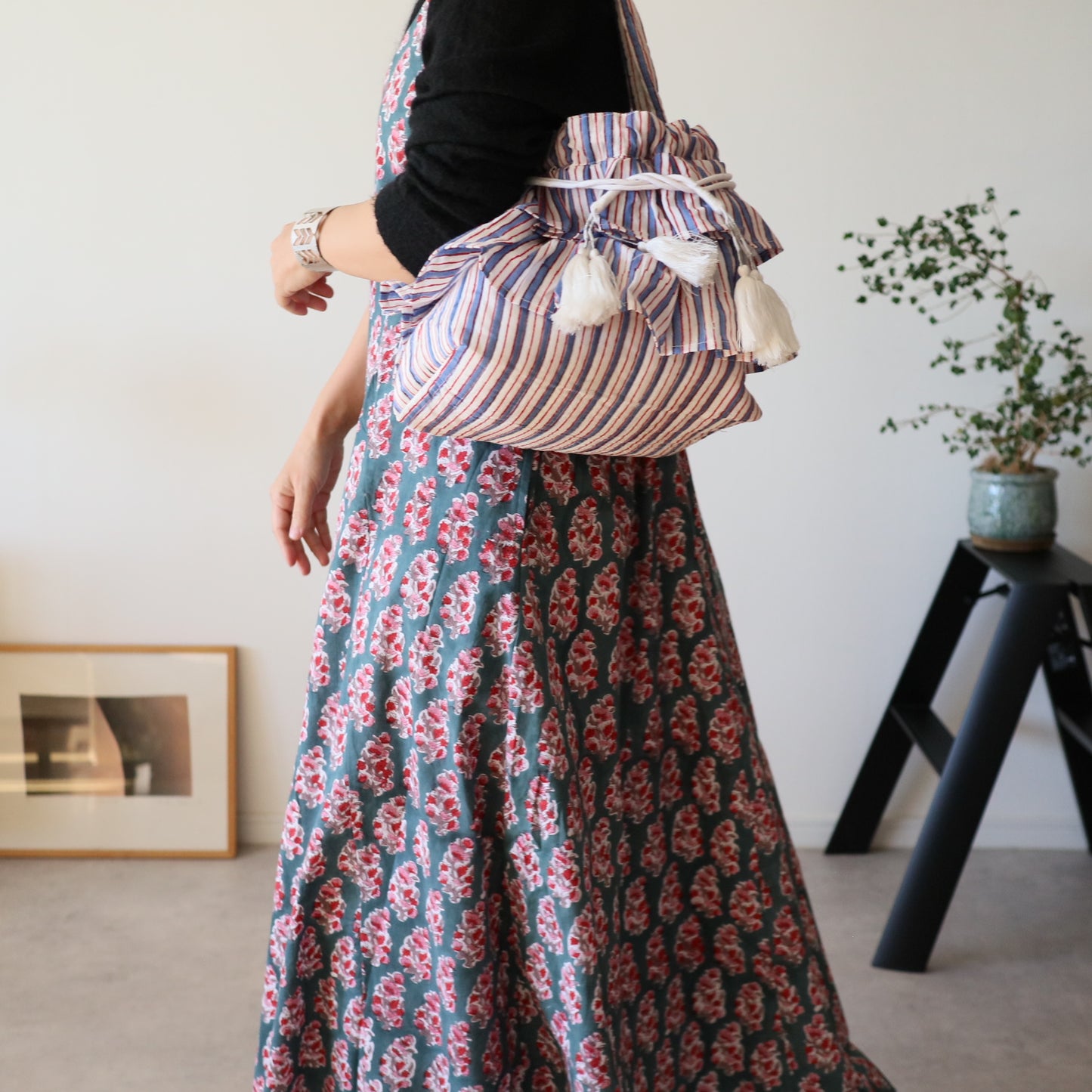 すっきりシルエットの裾ゆれフレアキャミワンピース【green】