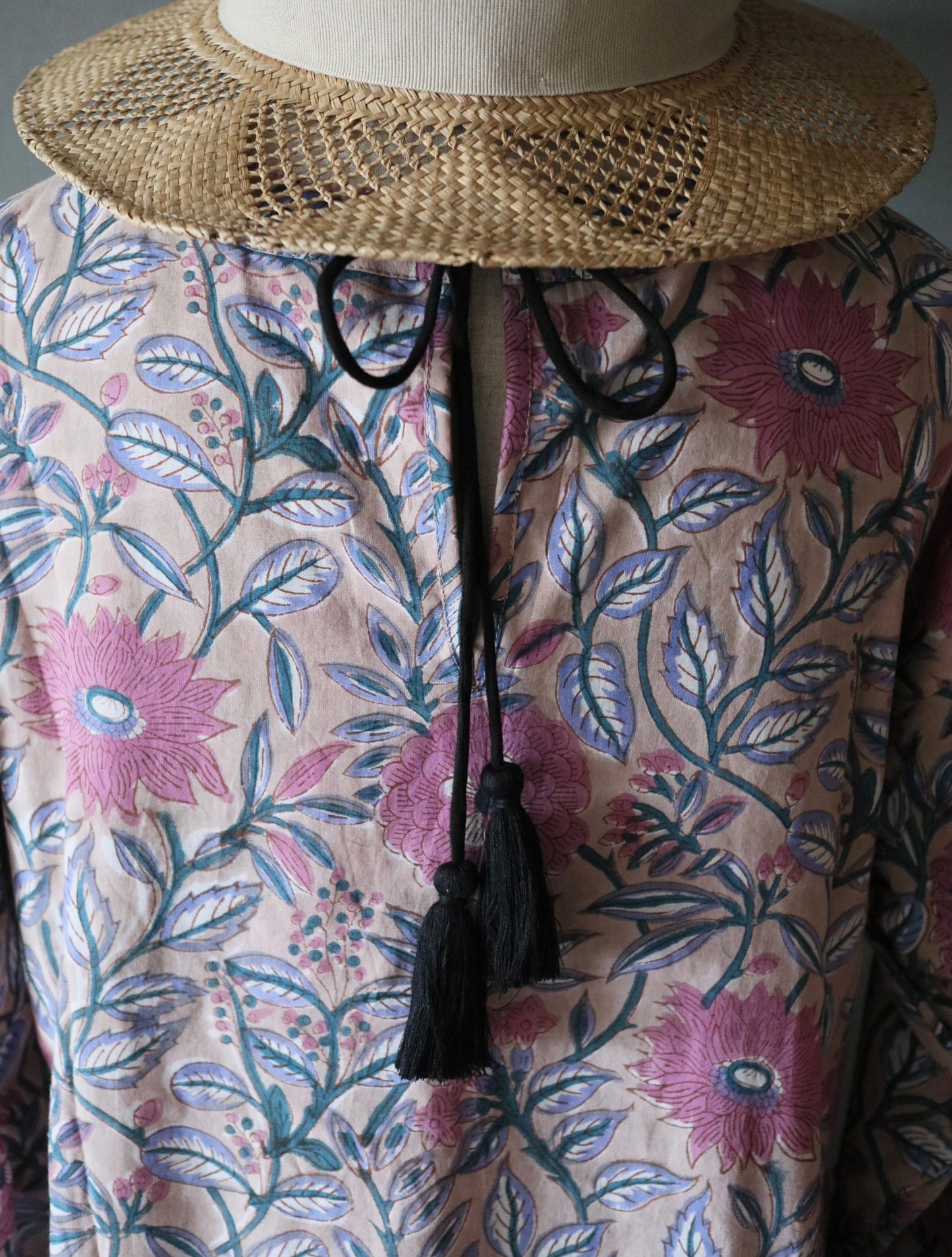 《即納》すっきりシルエットの裾揺れフレアワンピース【beige】