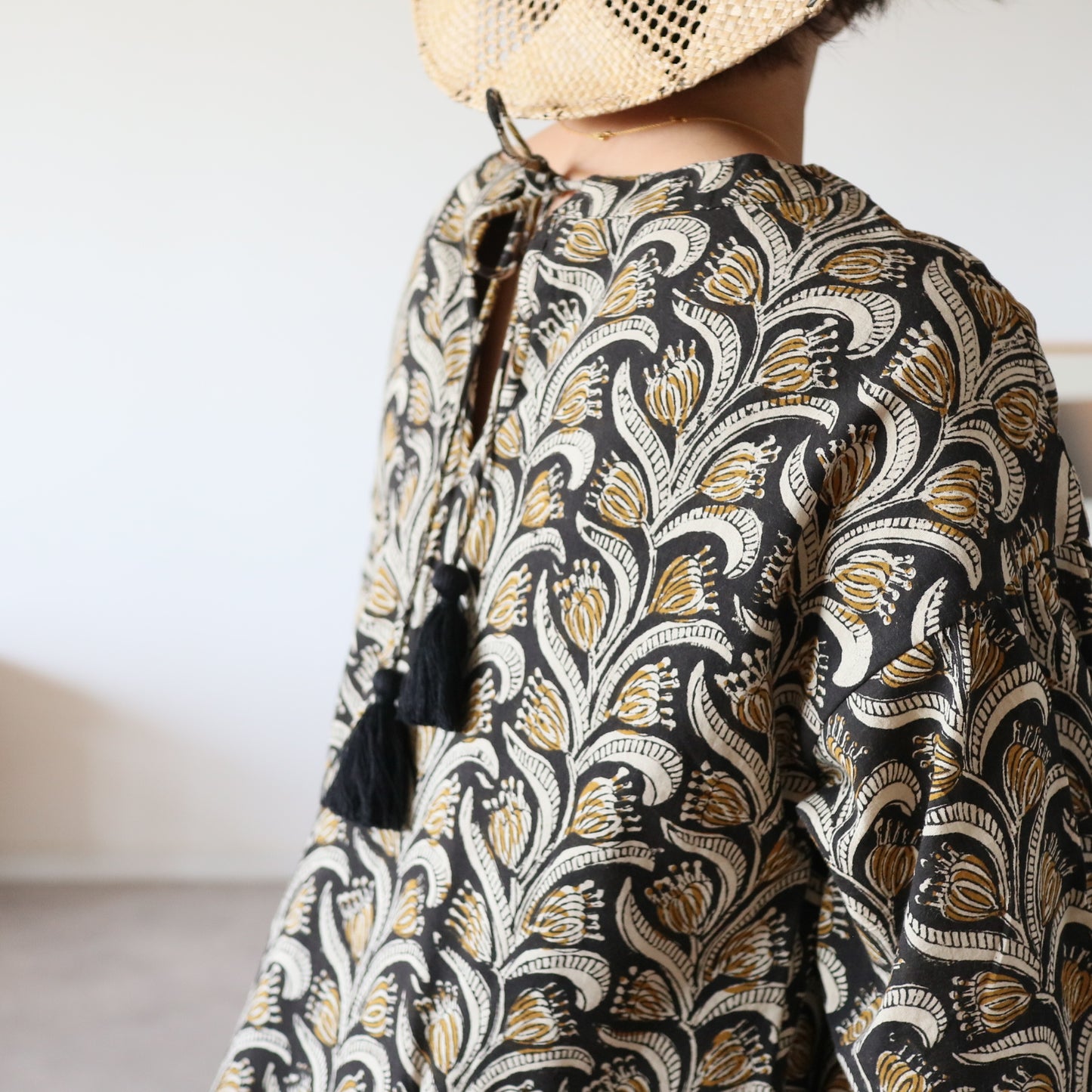 すっきりシルエットの裾揺れフレアワンピース【black&brown】