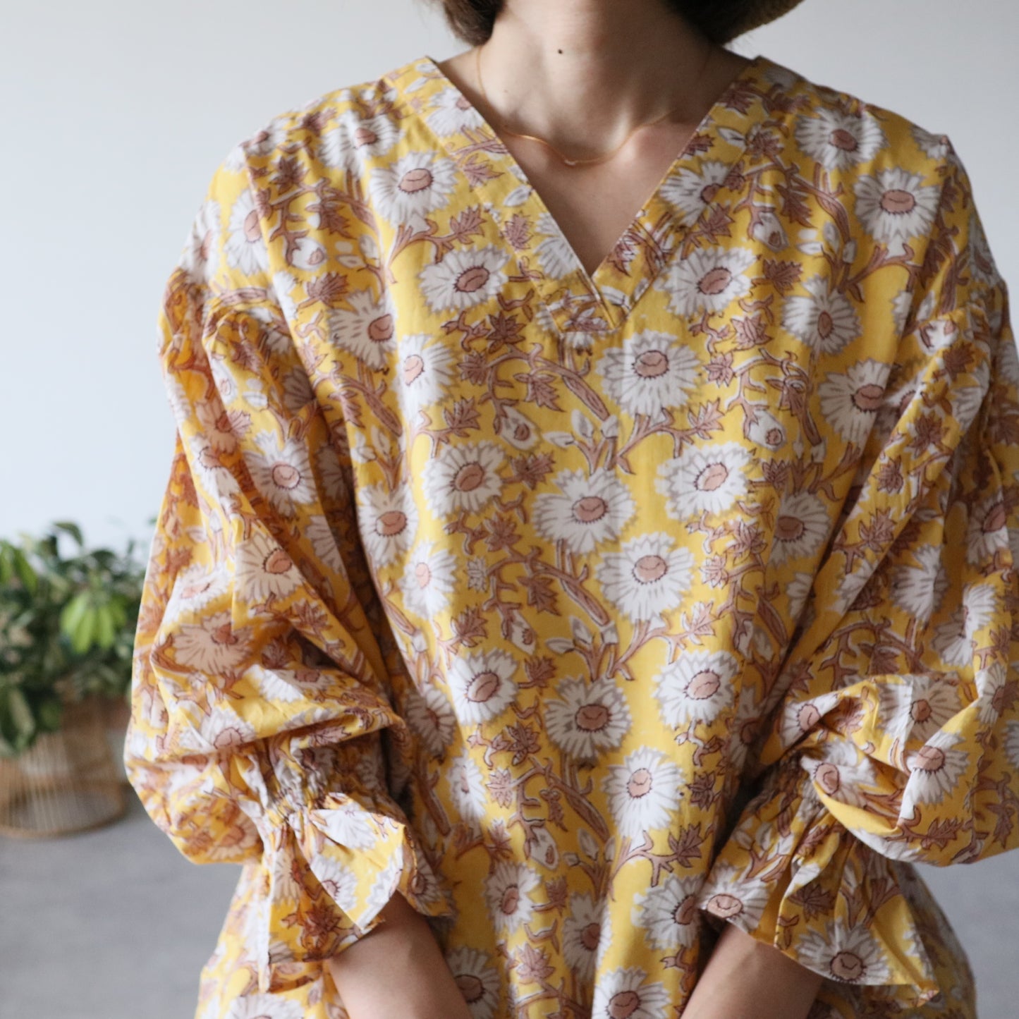 すっきりシルエットの裾揺れフレアワンピース【yellow】