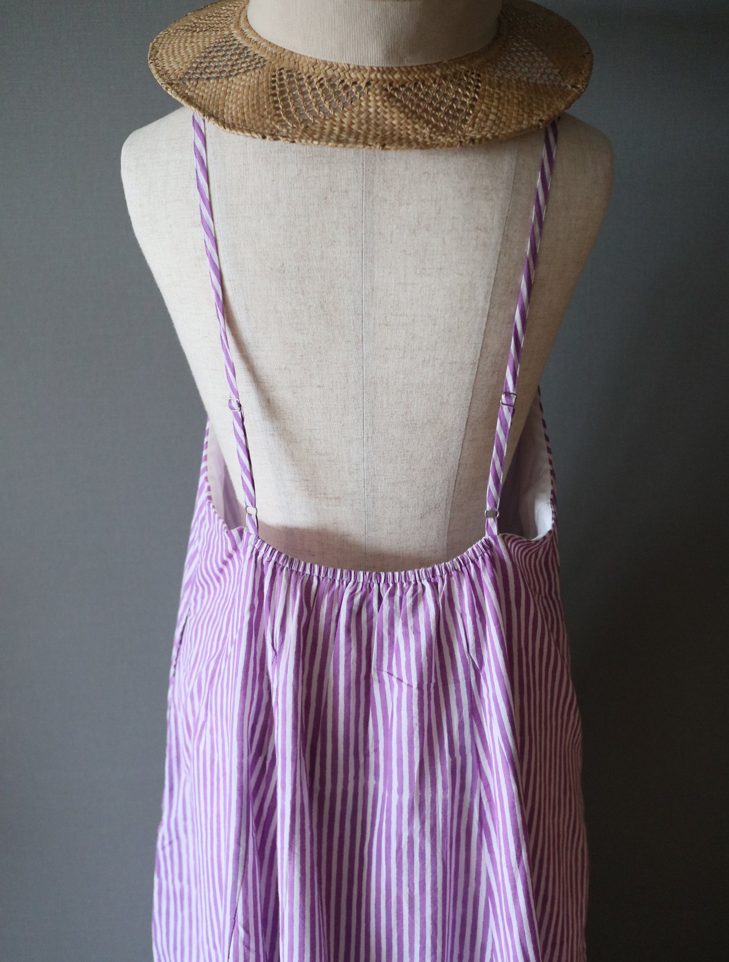 《即納》すっきりシルエットの裾ゆれフレアキャミワンピース【purple stripe】