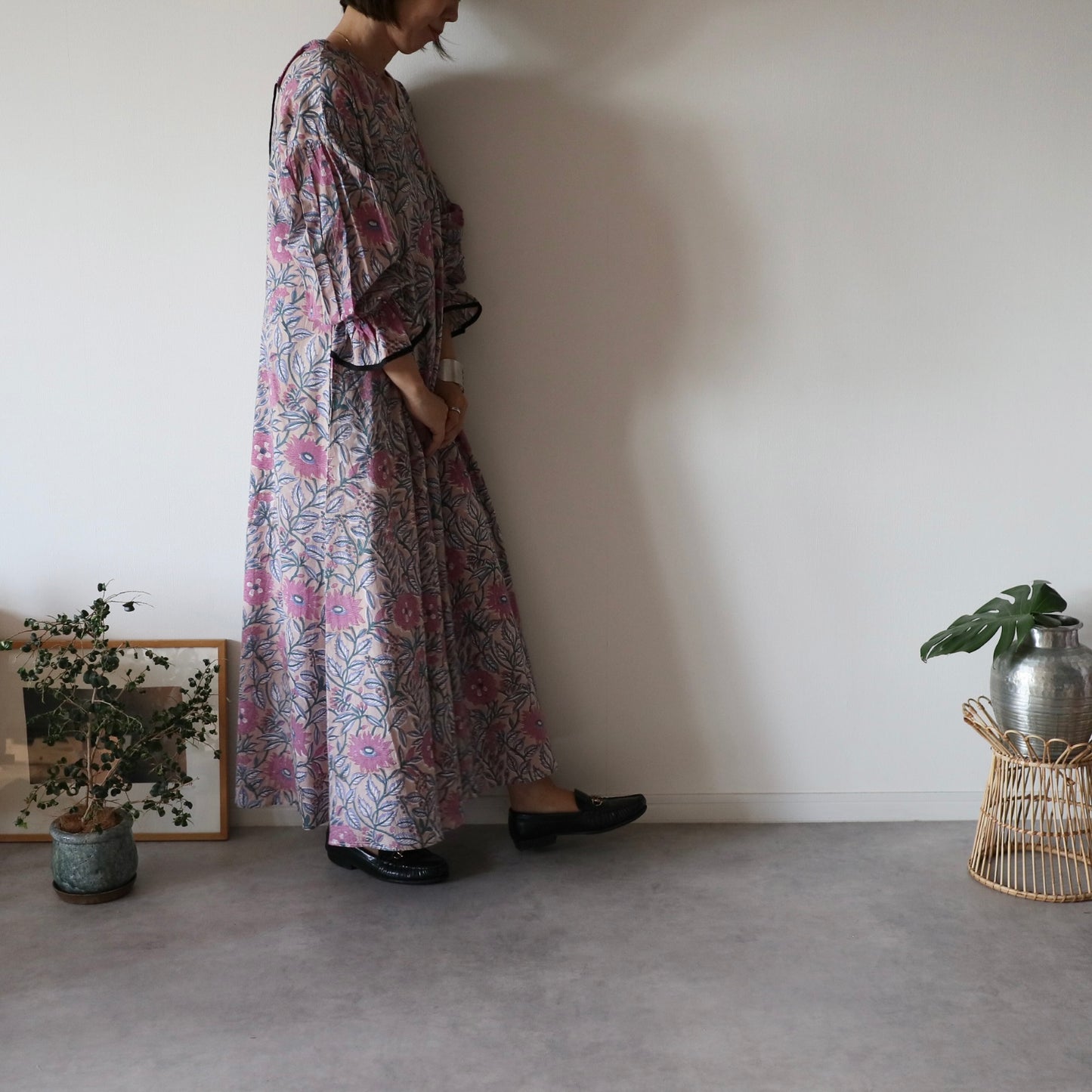 《即納》すっきりシルエットの裾揺れフレアワンピース【beige】