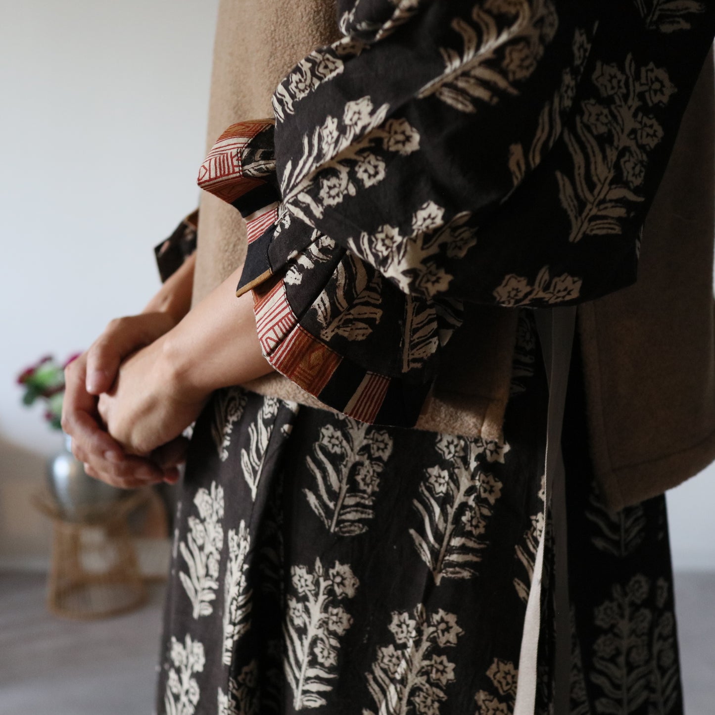 すっきりシルエットの裾揺れフレアワンピース【ink black】