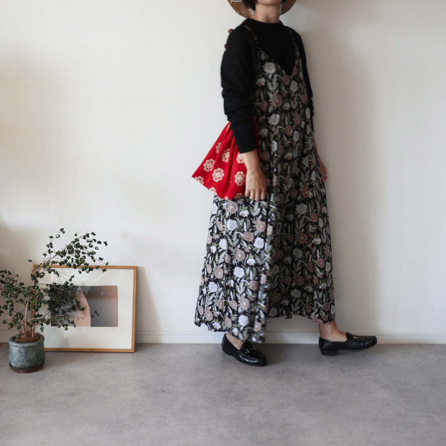 《即納》すっきりシルエットの裾ゆれフレアキャミワンピース【navy flower】