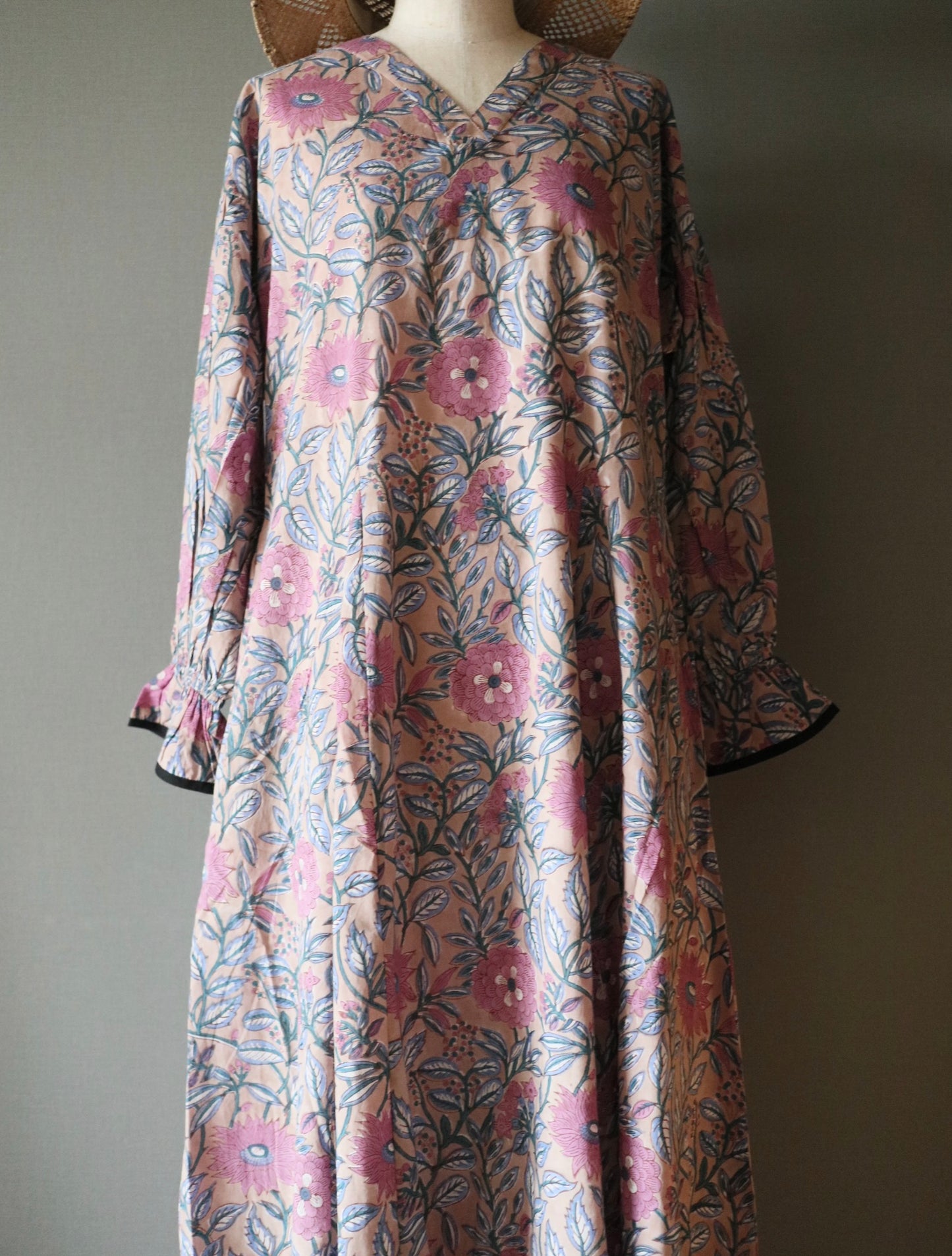 《即納》すっきりシルエットの裾揺れフレアワンピース【beige】