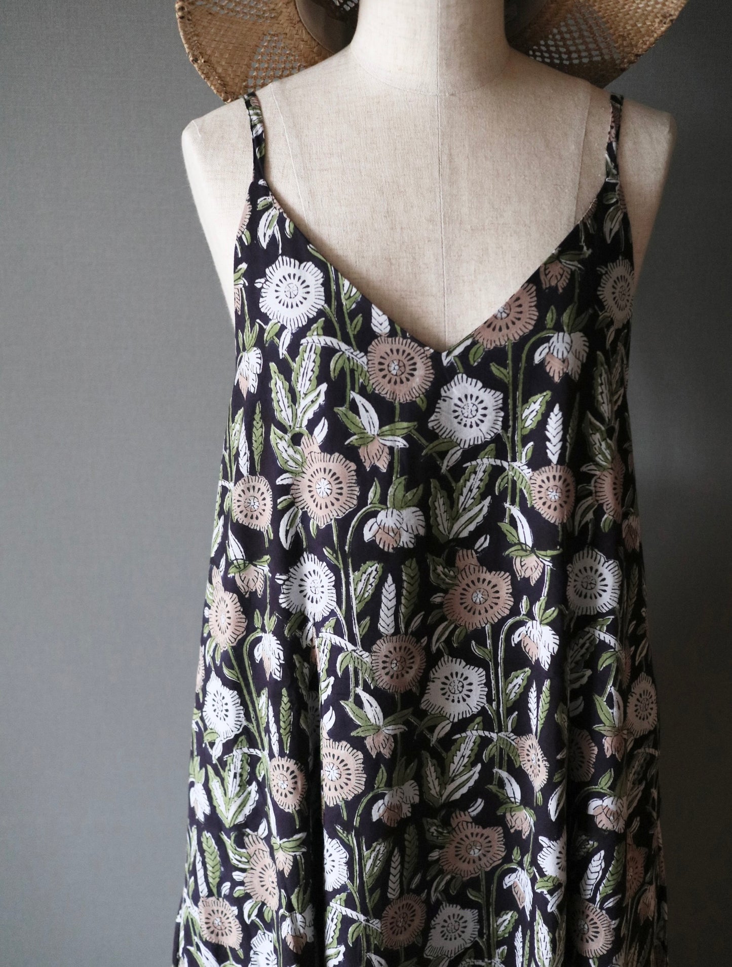《即納》すっきりシルエットの裾ゆれフレアキャミワンピース【navy flower】
