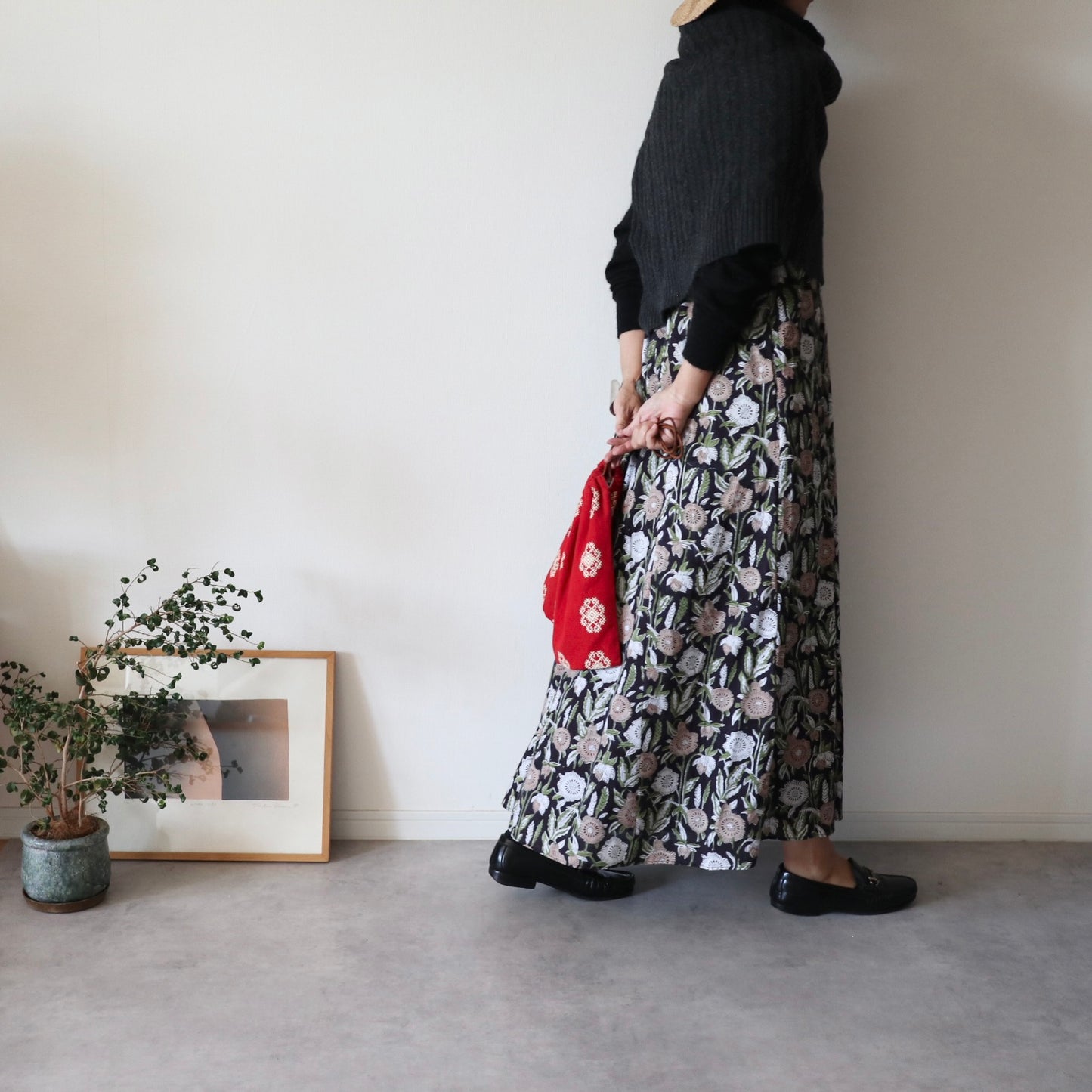 《即納》すっきりシルエットの裾ゆれフレアキャミワンピース【navy flower】