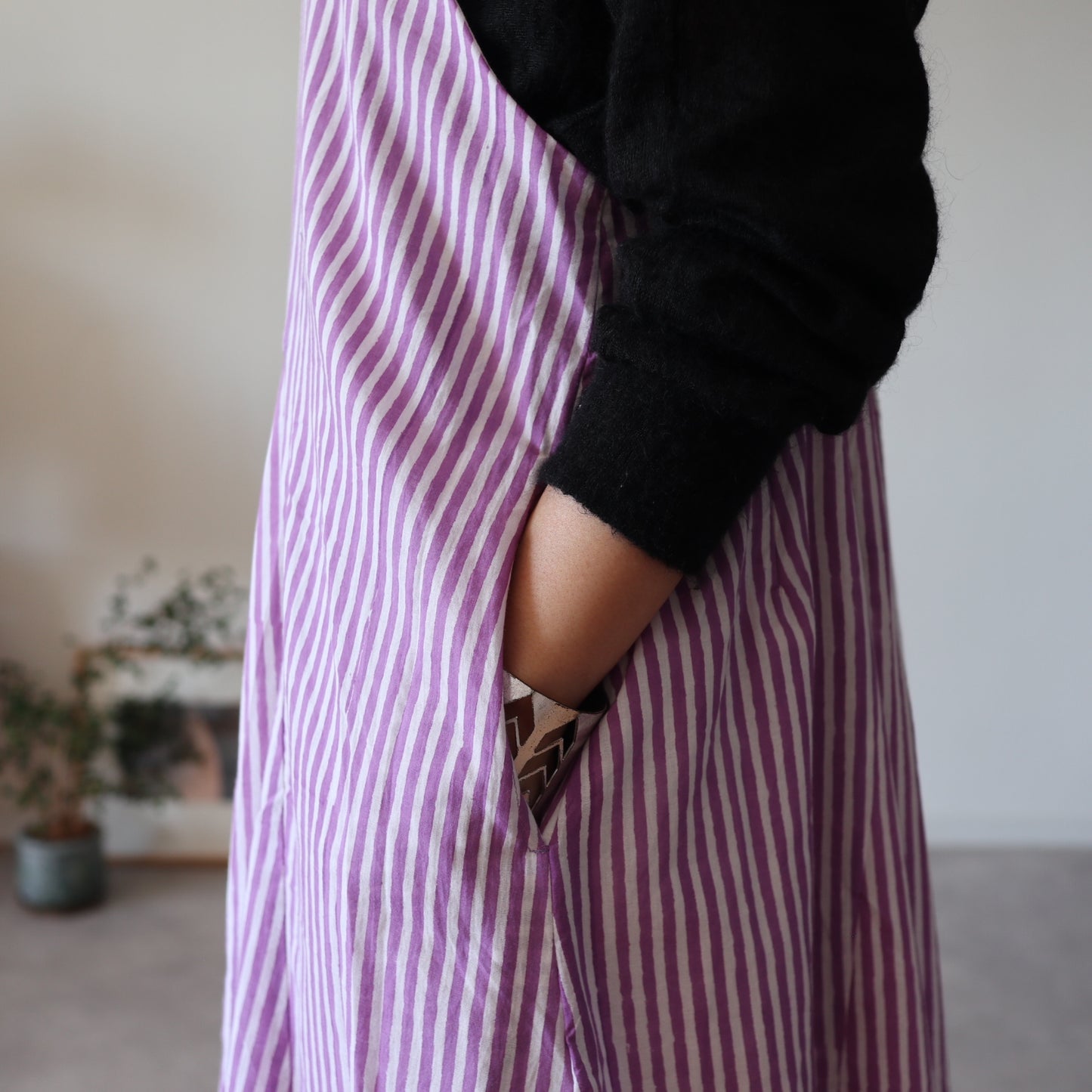 《即納》すっきりシルエットの裾ゆれフレアキャミワンピース【purple stripe】