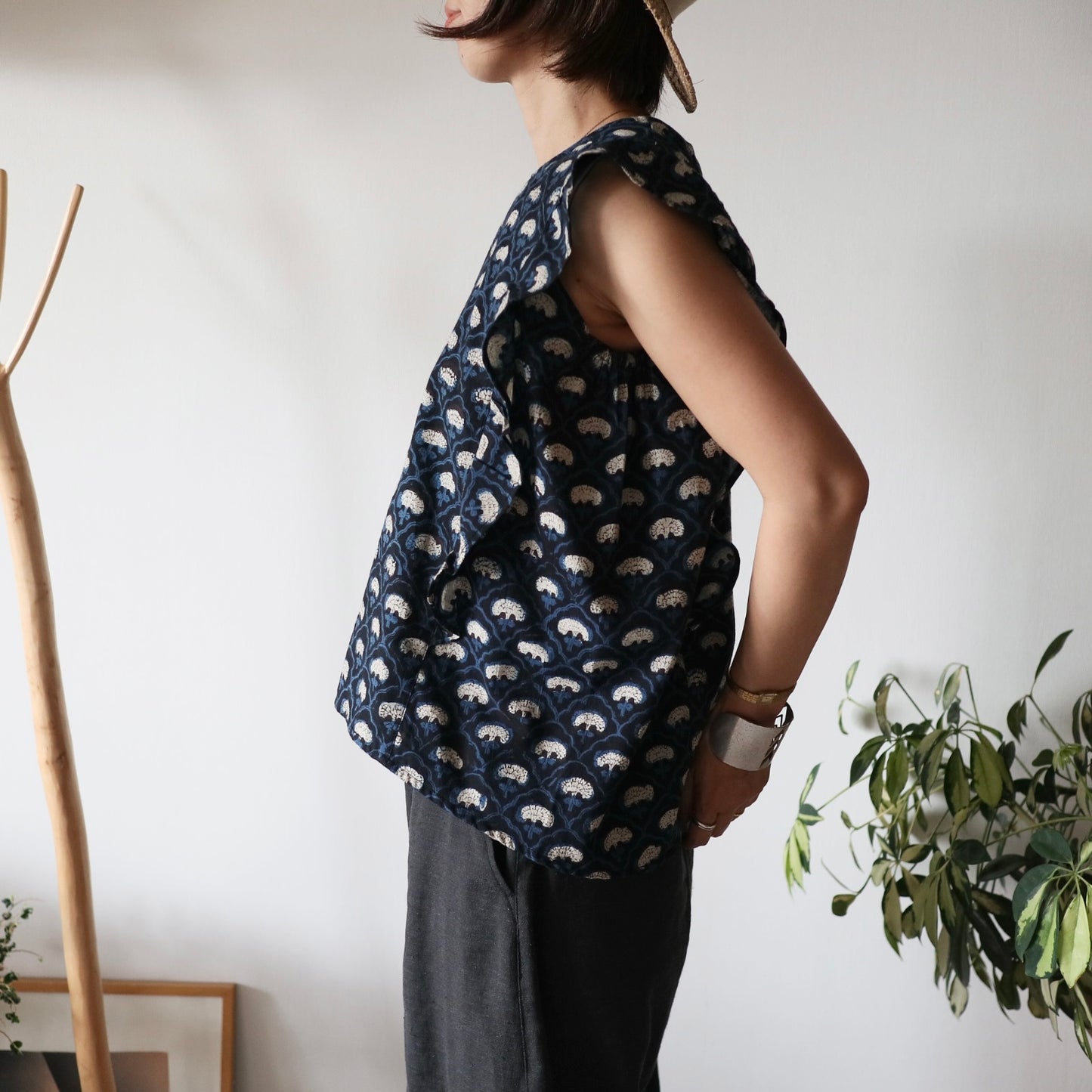 《即納》風そよぐフリルシャツ【deep navy】