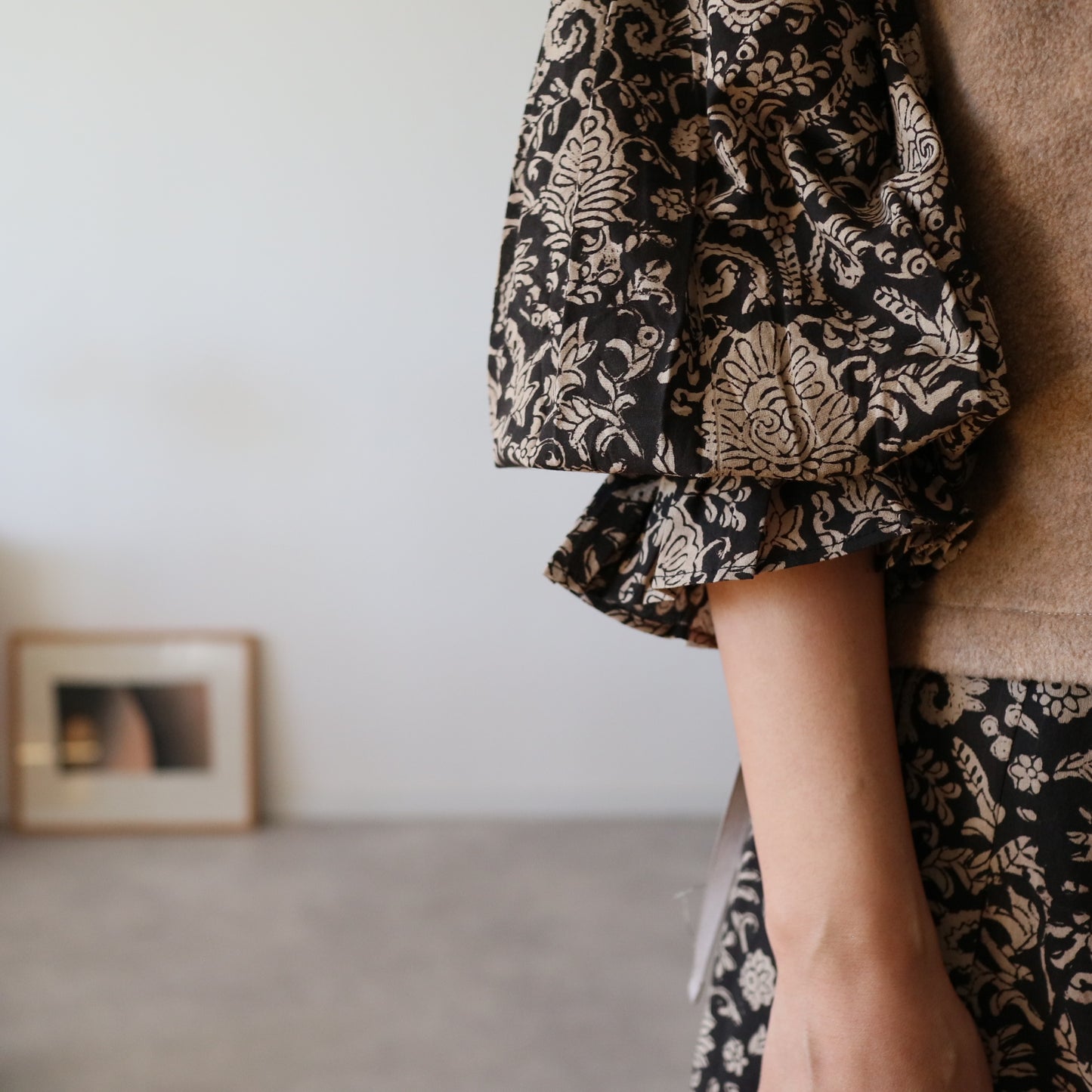 すっきりシルエットの裾揺れフレアワンピース 【black bell】