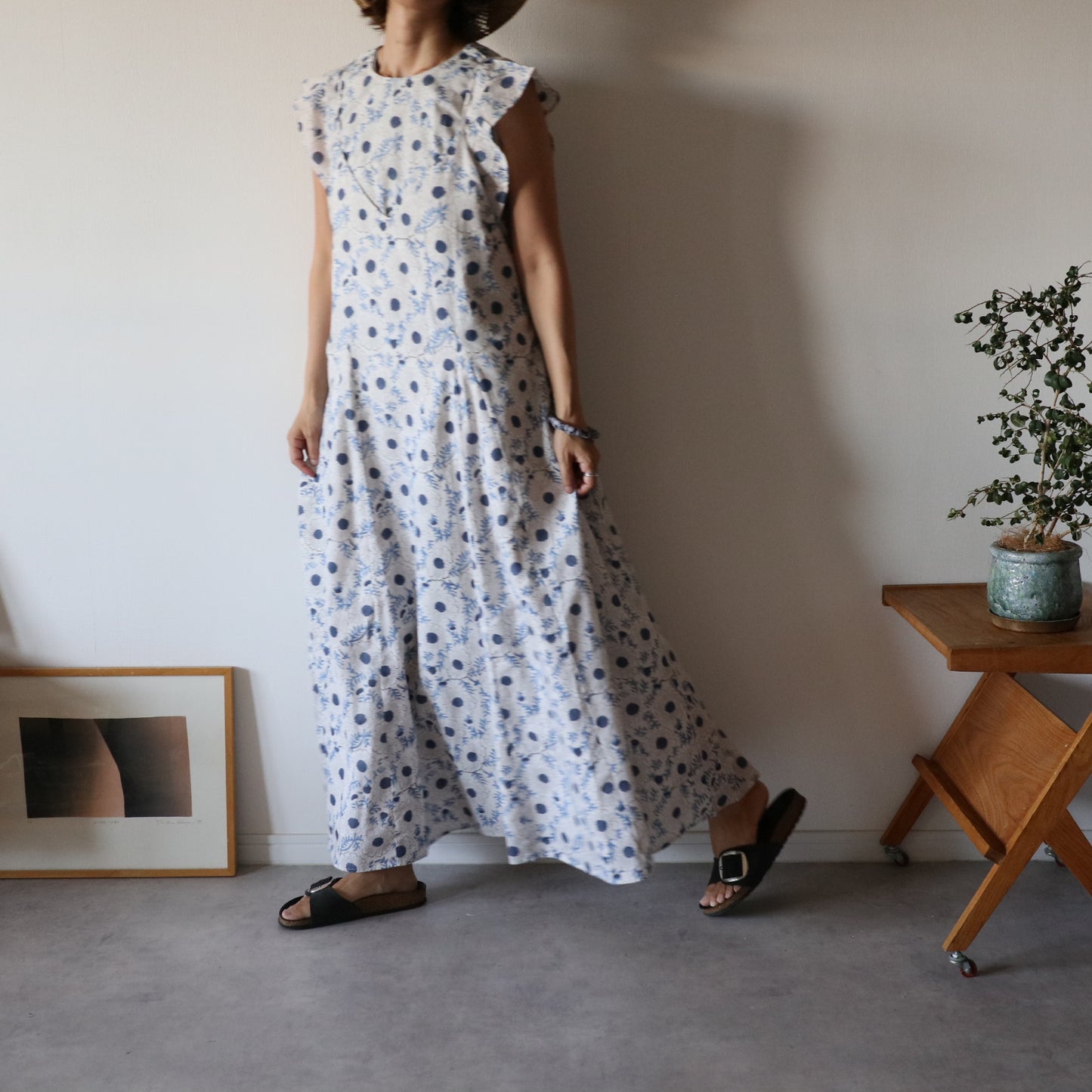 《即納》すっきりシルエットの裾ゆれフレアキャミワンピース【white】