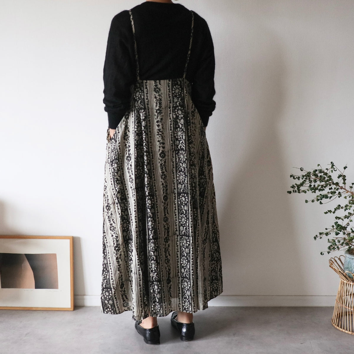 【即納・受注】すっきりシルエットの裾ゆれフレアキャミワンピース【black flower stripe】