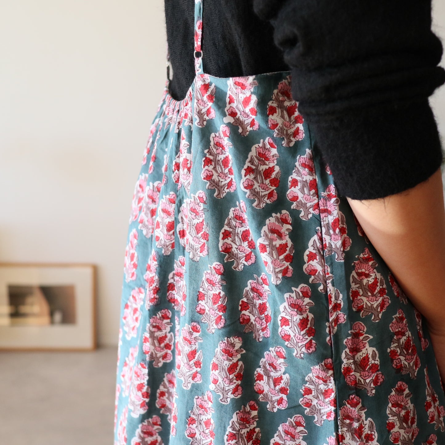 すっきりシルエットの裾ゆれフレアキャミワンピース【green】