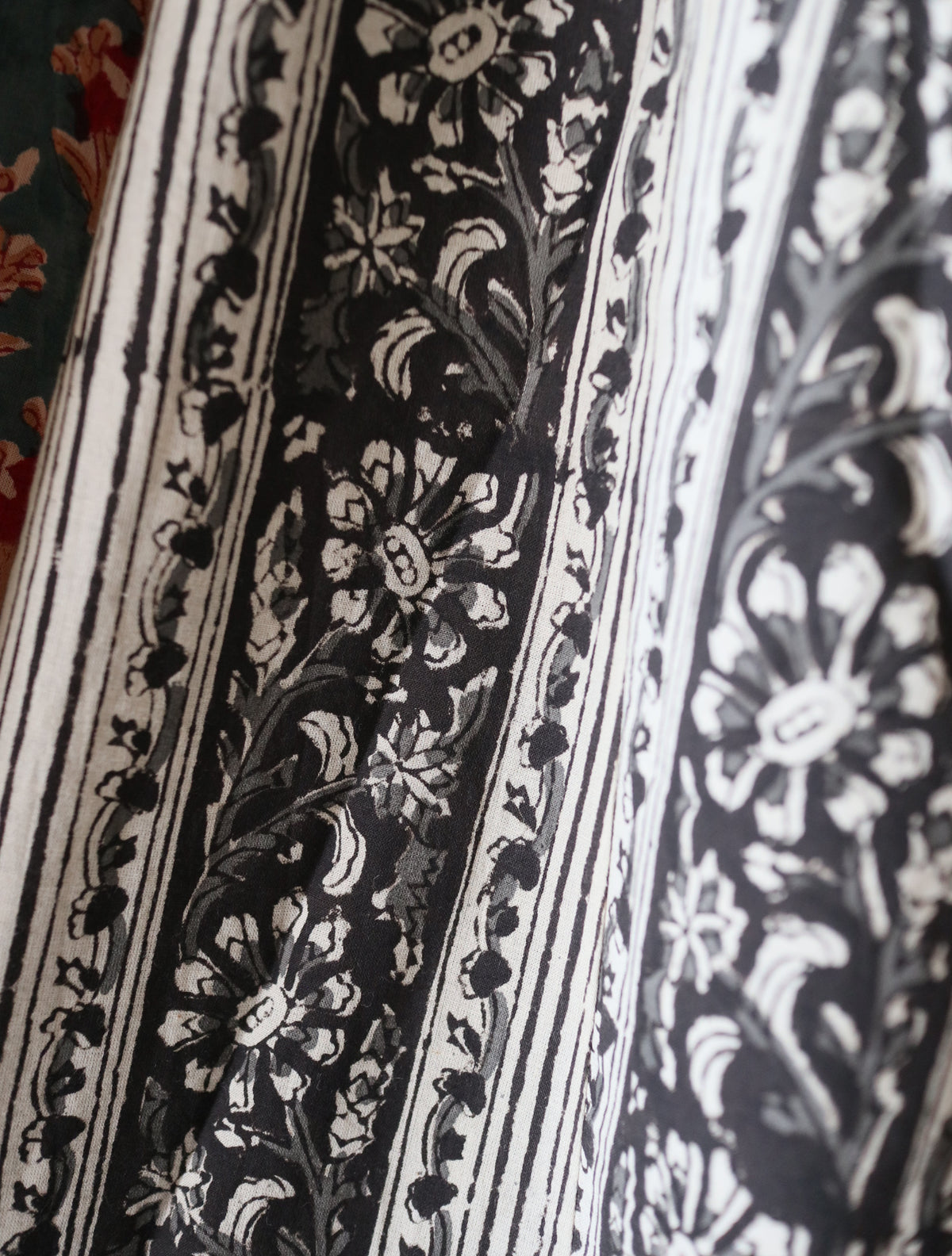 【即納・受注】すっきりシルエットの裾ゆれフレアキャミワンピース【black flower stripe】