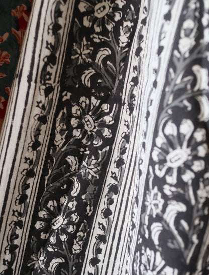 【即納・受注】すっきりシルエットの裾ゆれフレアキャミワンピース【black flower stripe】