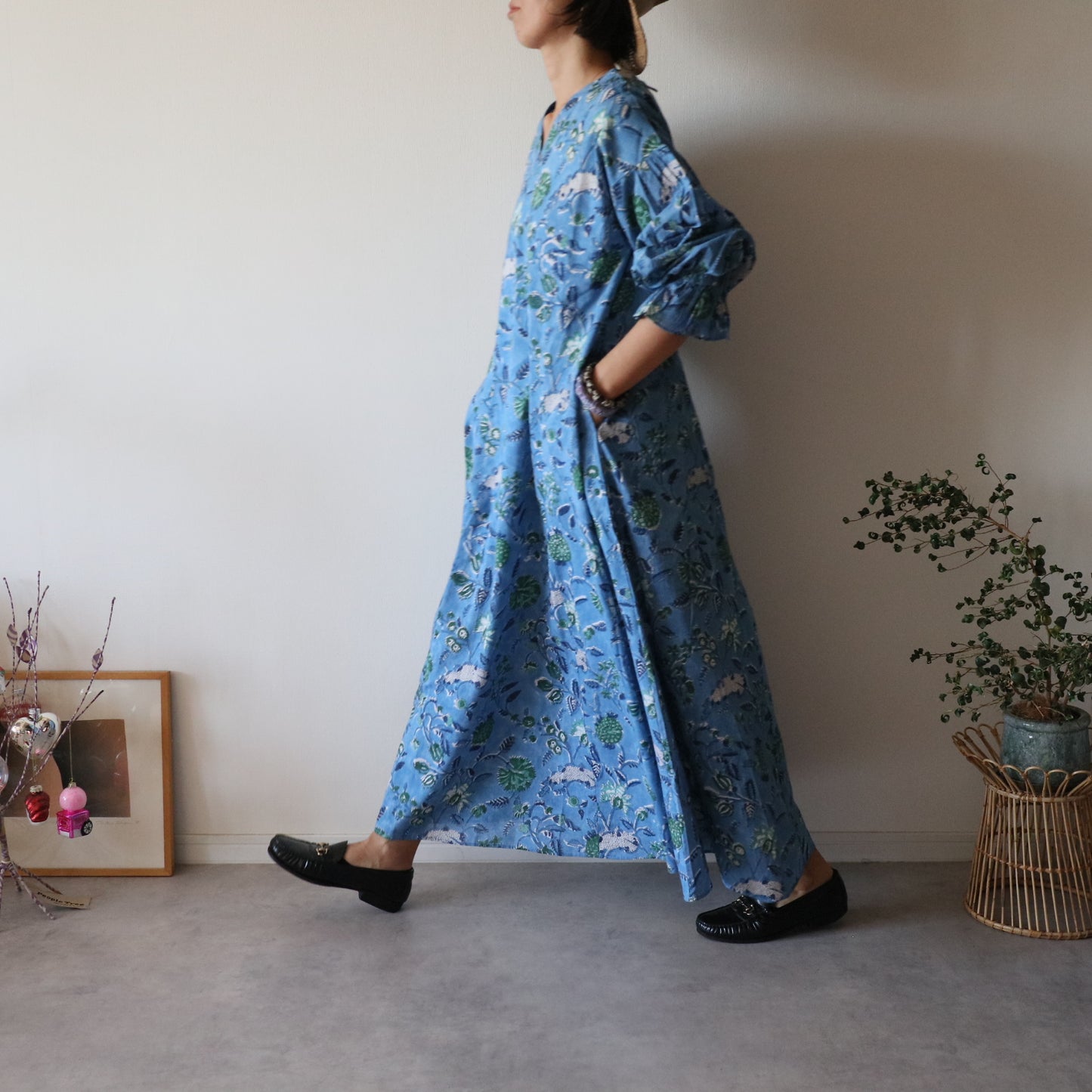 すっきりシルエットの裾揺れフレアワンピース 【blue × green】