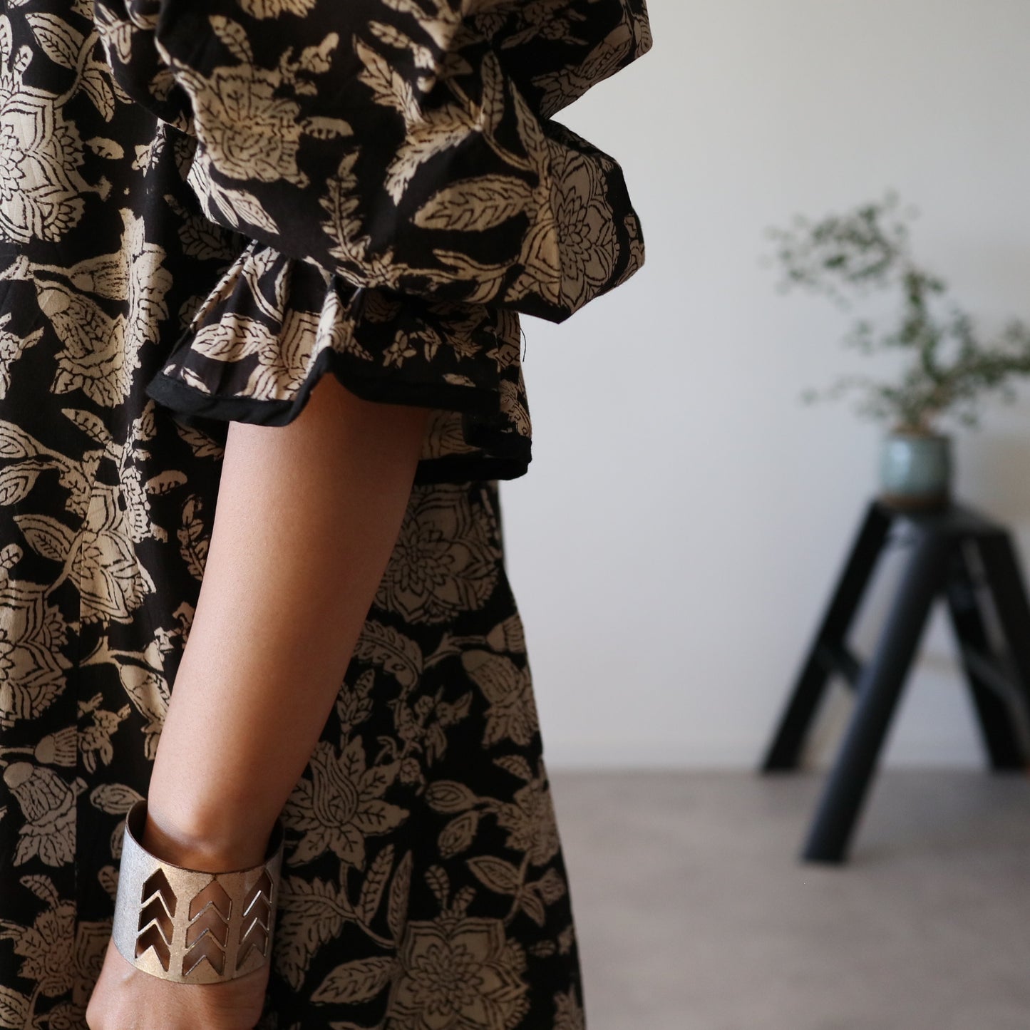 すっきりシルエットの裾揺れフレアワンピース 【black tassel】