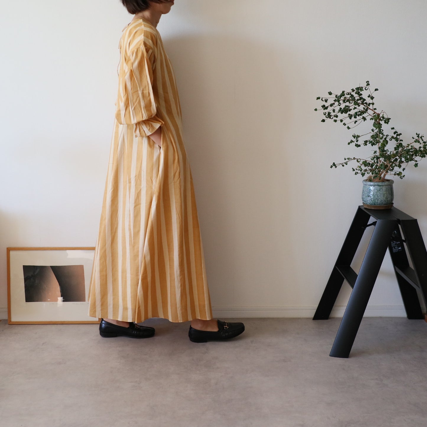 すっきりシルエットの裾揺れフレアワンピース 【mustard stripe】