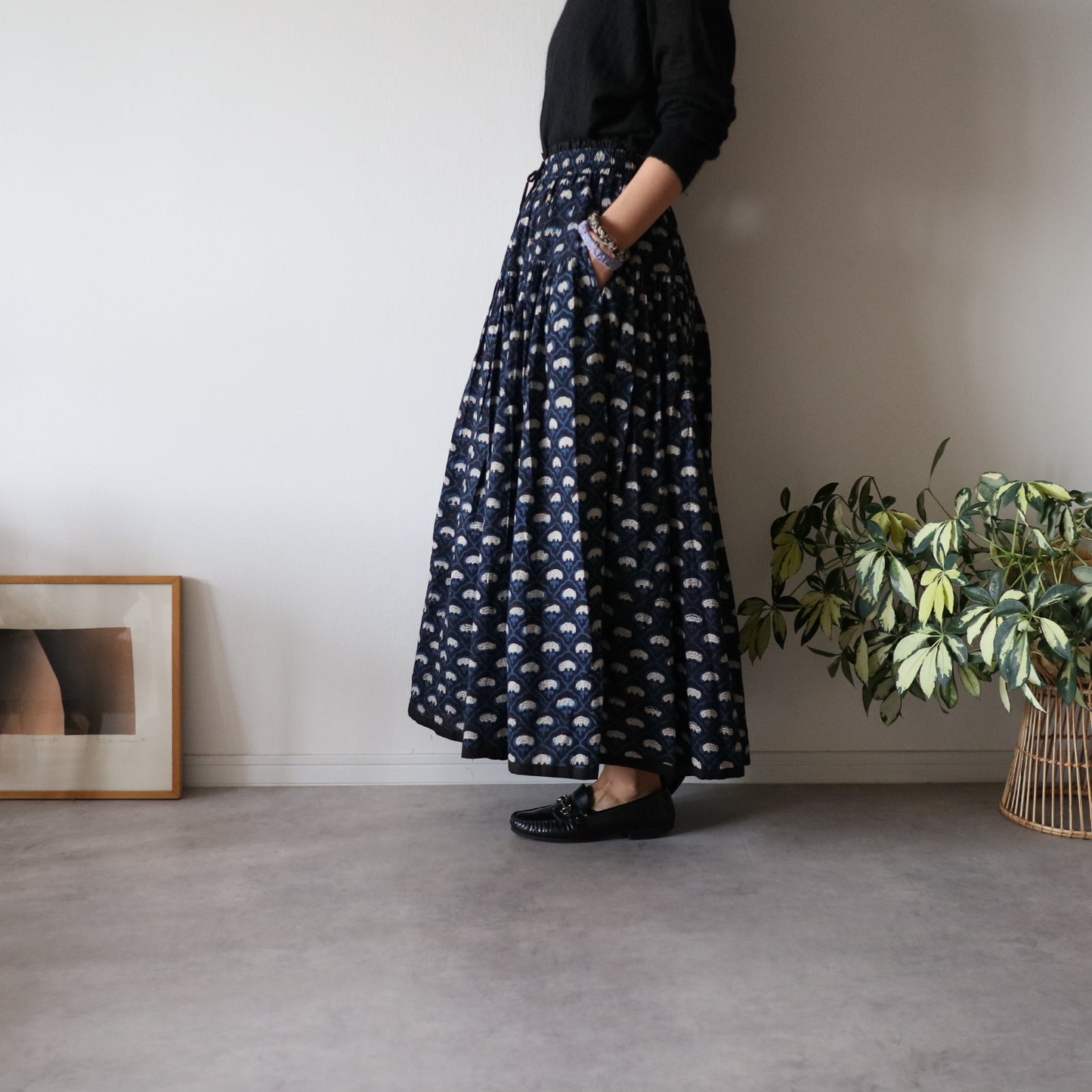 しなやかボリュームのティアードスカート -navy-