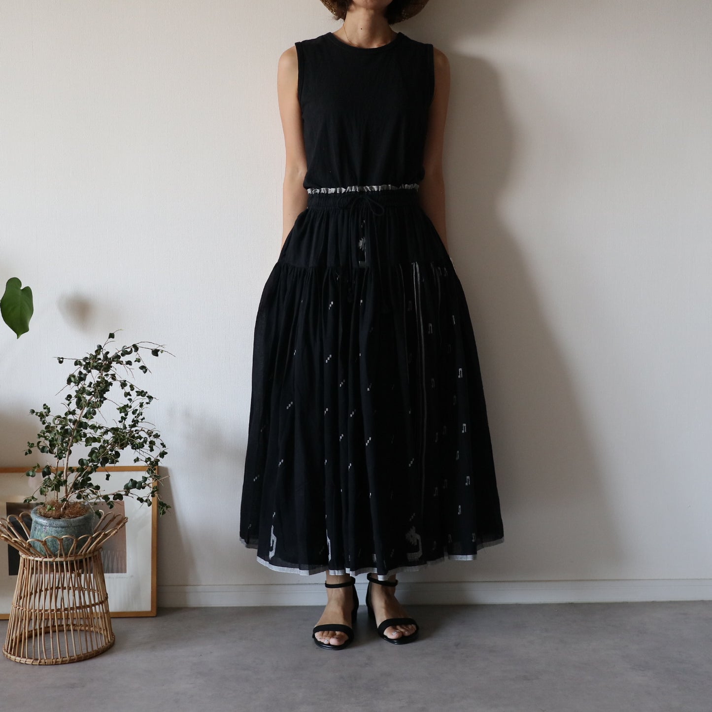 手織りジャムダニ綿の風纏うボリュームスカート【black】