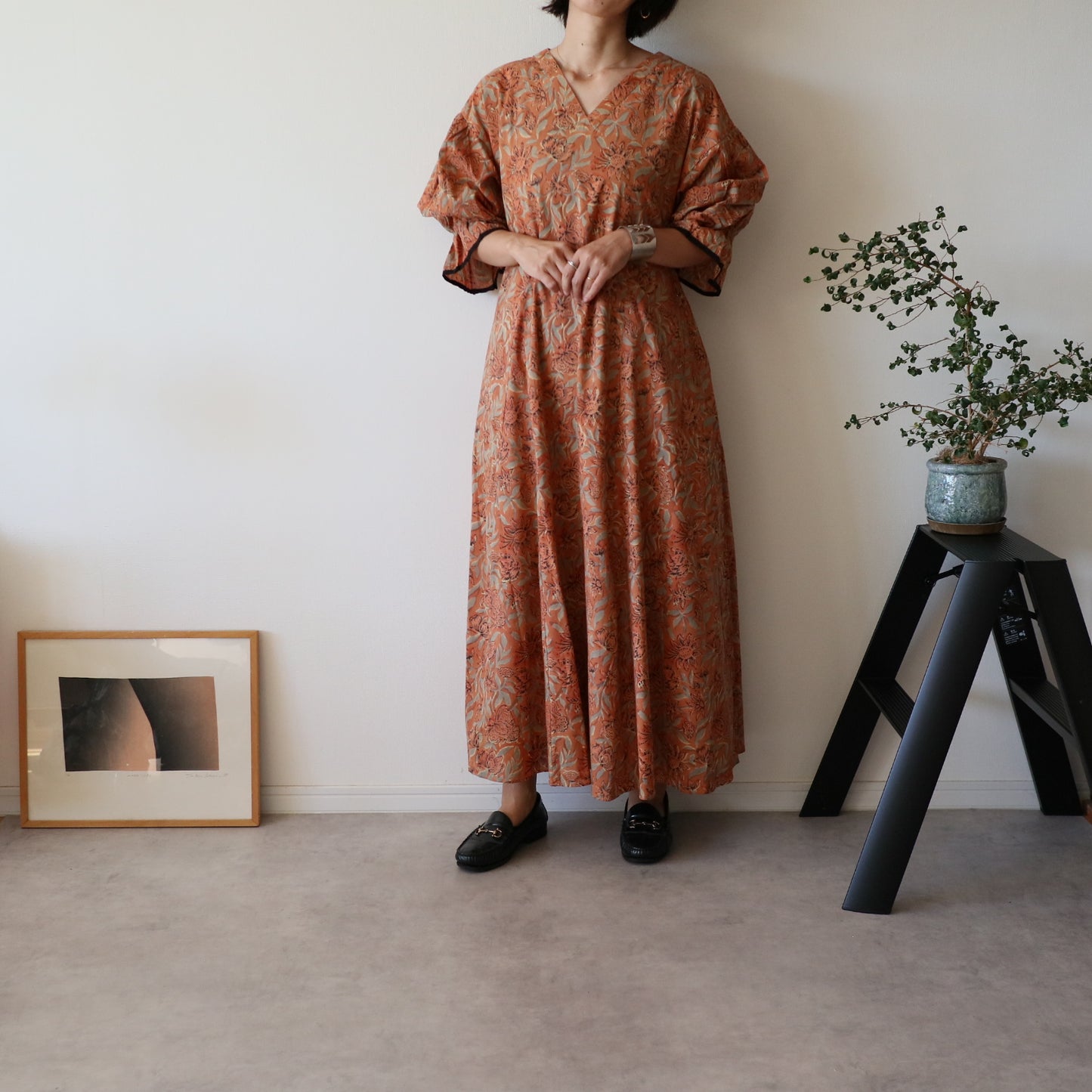 すっきりシルエットの裾揺れフレアワンピース 【kusumi orange】