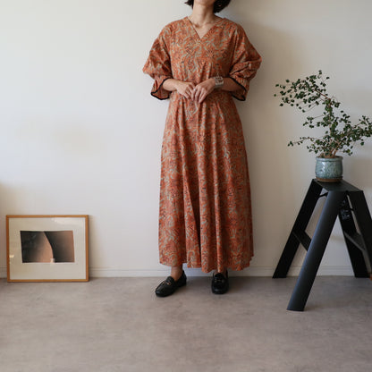 すっきりシルエットの裾揺れフレアワンピース 【kusumi orange】