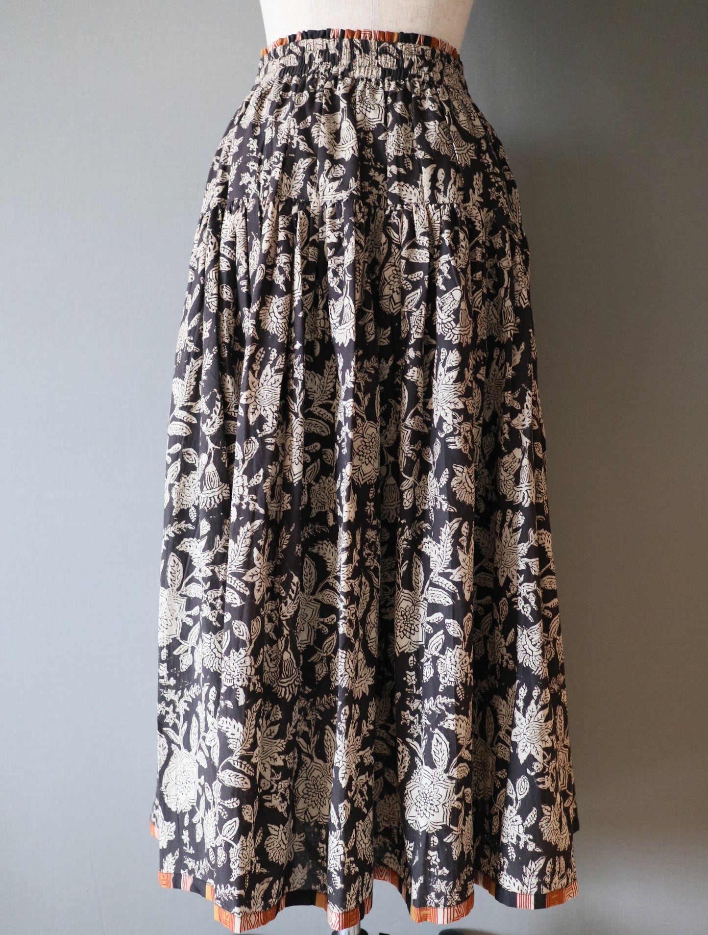 しなやかボリュームのティアードスカート -black＆brown stripe-