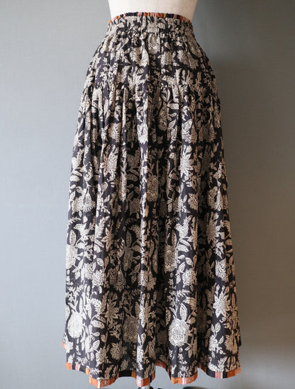 しなやかボリュームのティアードスカート -black＆brown stripe-