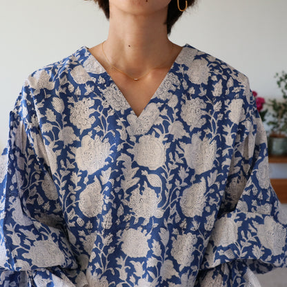 すっきりシルエットの裾揺れフレアワンピース【blue】