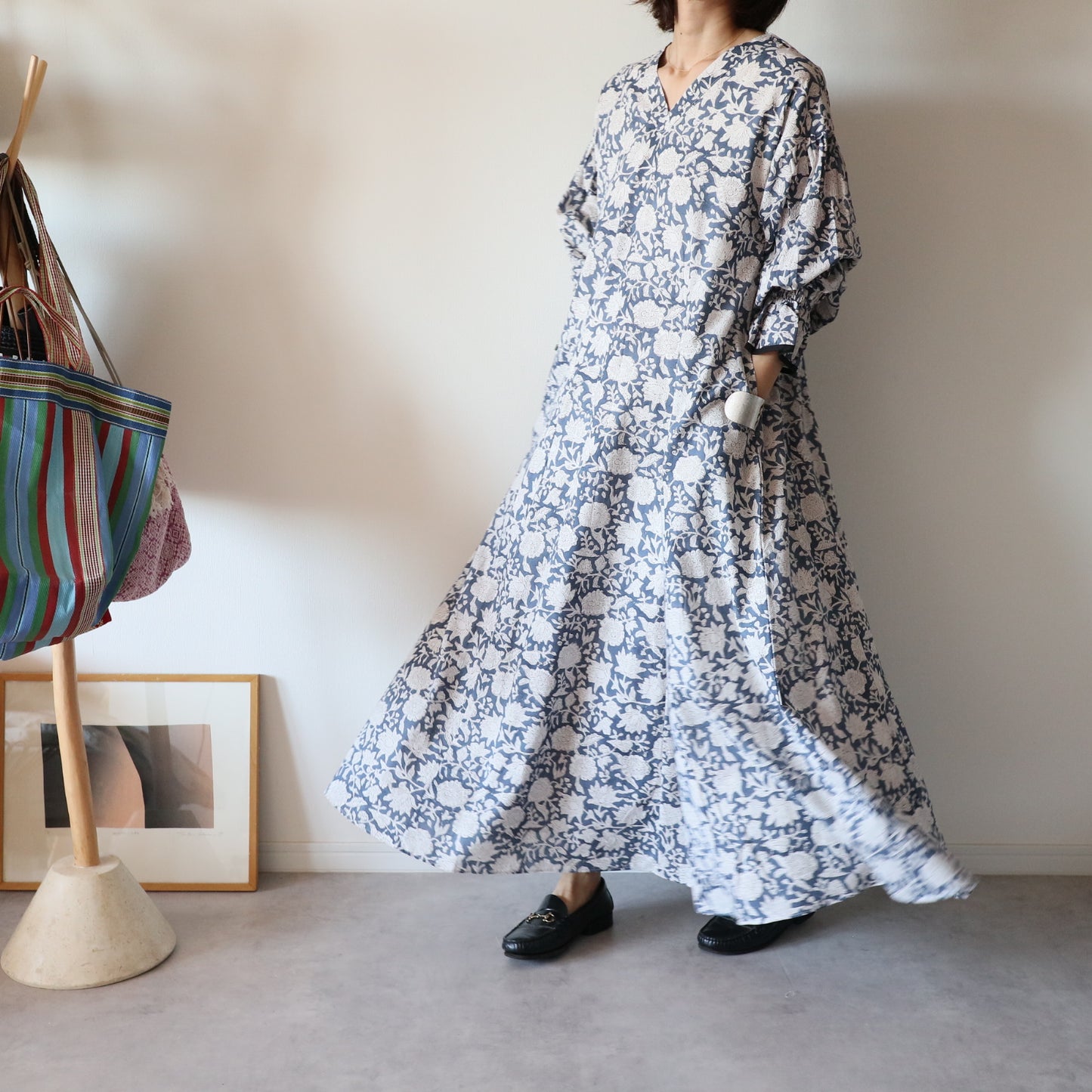 すっきりシルエットの裾揺れフレアワンピース【navy】