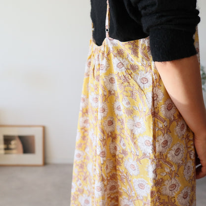 すっきりシルエットの裾ゆれフレアキャミワンピース【Yellow】