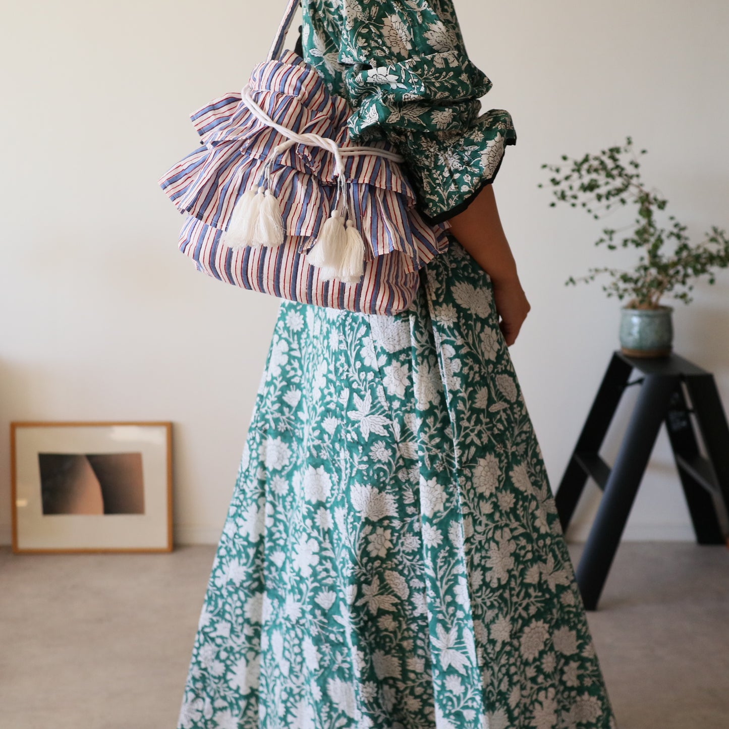 すっきりシルエットの裾揺れフレアワンピース 【green × white flower】