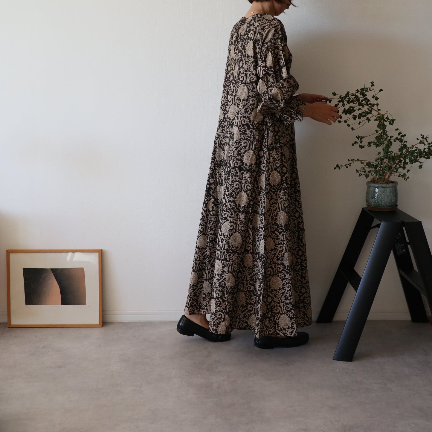 すっきりシルエットの裾揺れフレアワンピース 【black bell】