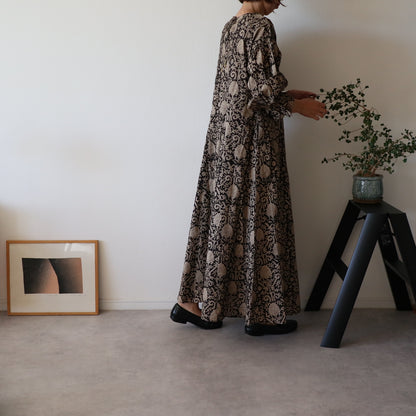 すっきりシルエットの裾揺れフレアワンピース 【black bell】