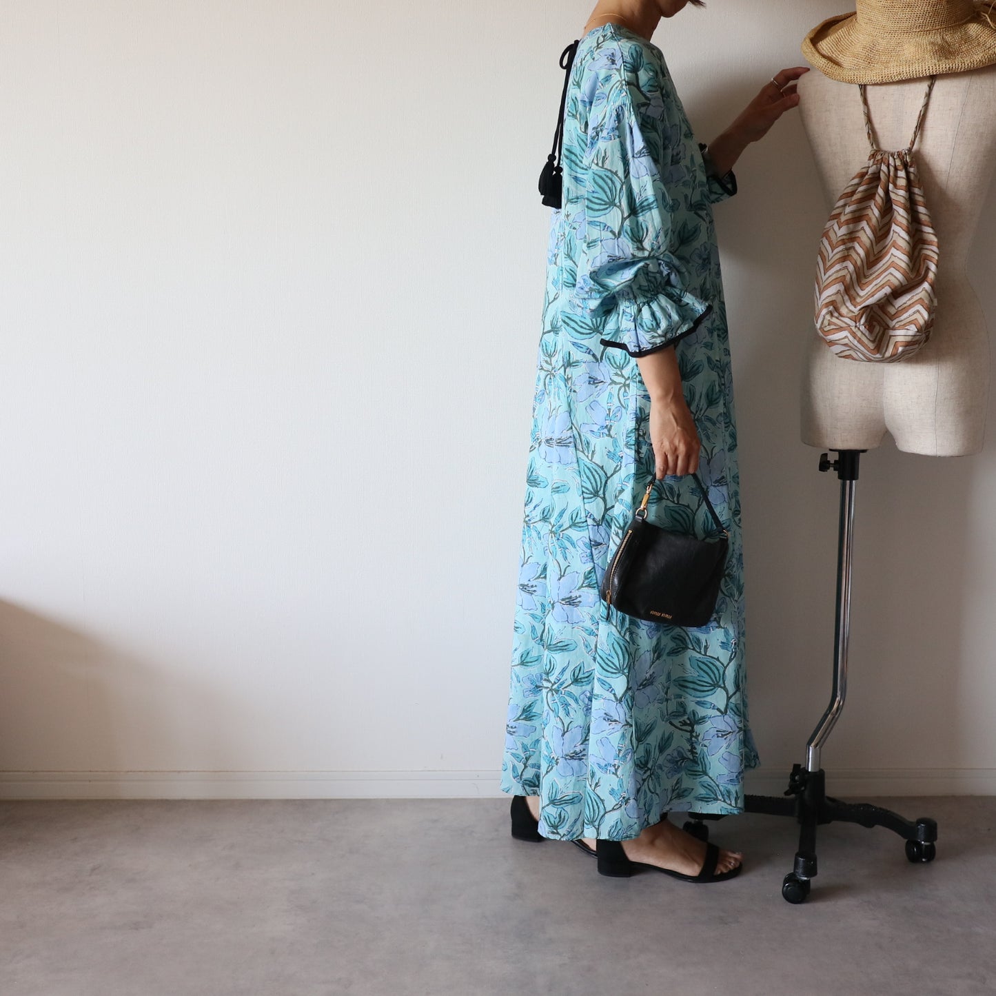 すっきりシルエットの裾揺れフレアワンピース【ice blue】