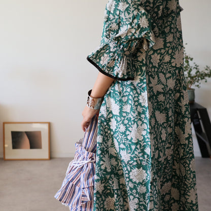 すっきりシルエットの裾揺れフレアワンピース 【green × white flower】