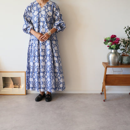 すっきりシルエットの裾揺れフレアワンピース【blue】