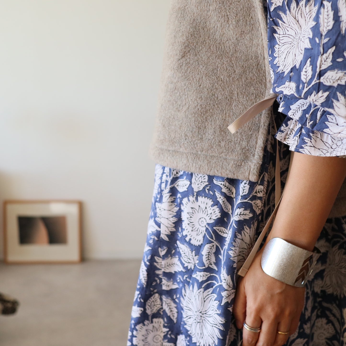 すっきりシルエットの裾揺れフレアワンピース 【blue × white flower】