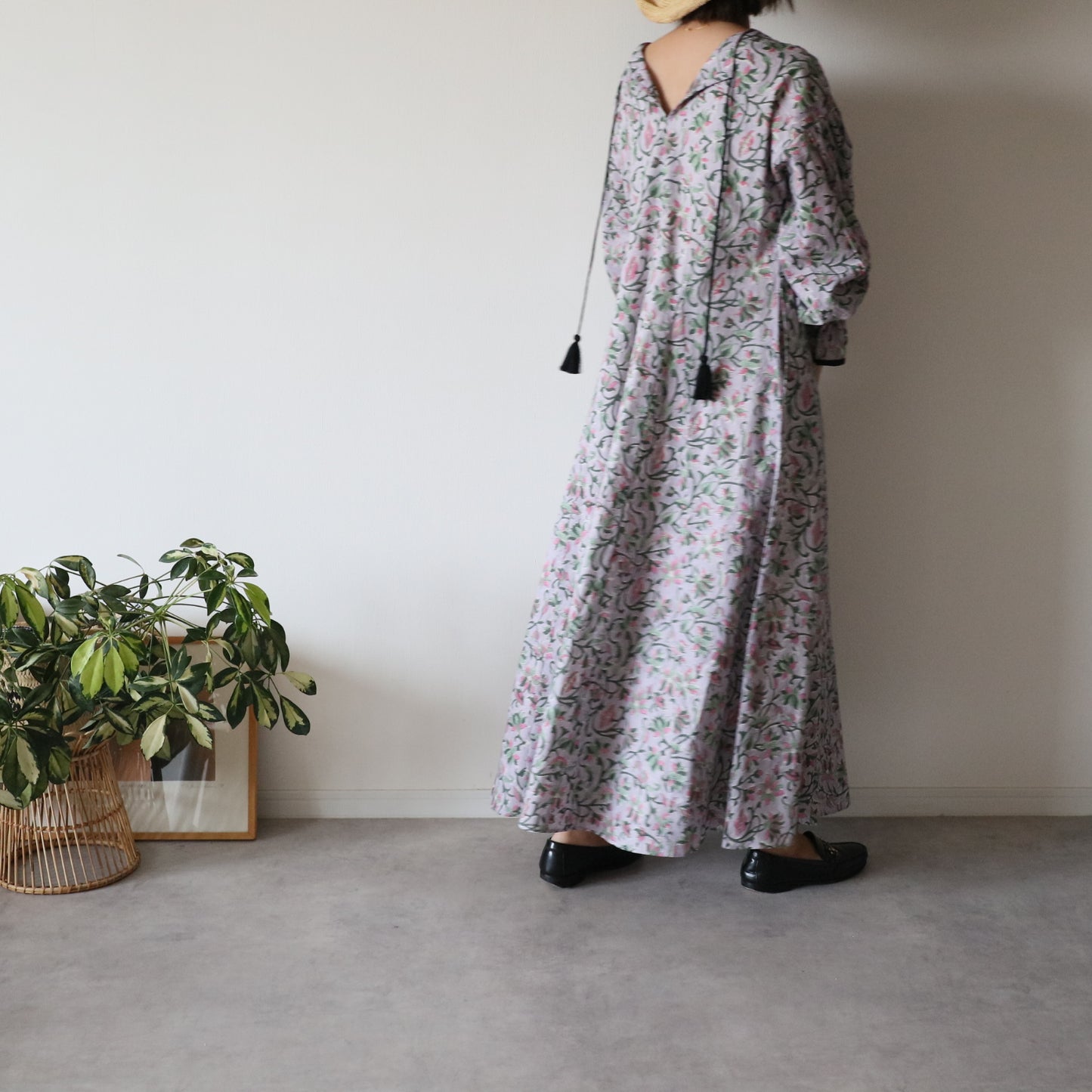 すっきりシルエットの裾揺れフレアワンピース【kusumi lavender】