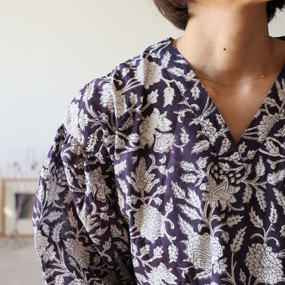 すっきりシルエットの裾揺れフレアワンピース 【smoky navy 鈴ver.】