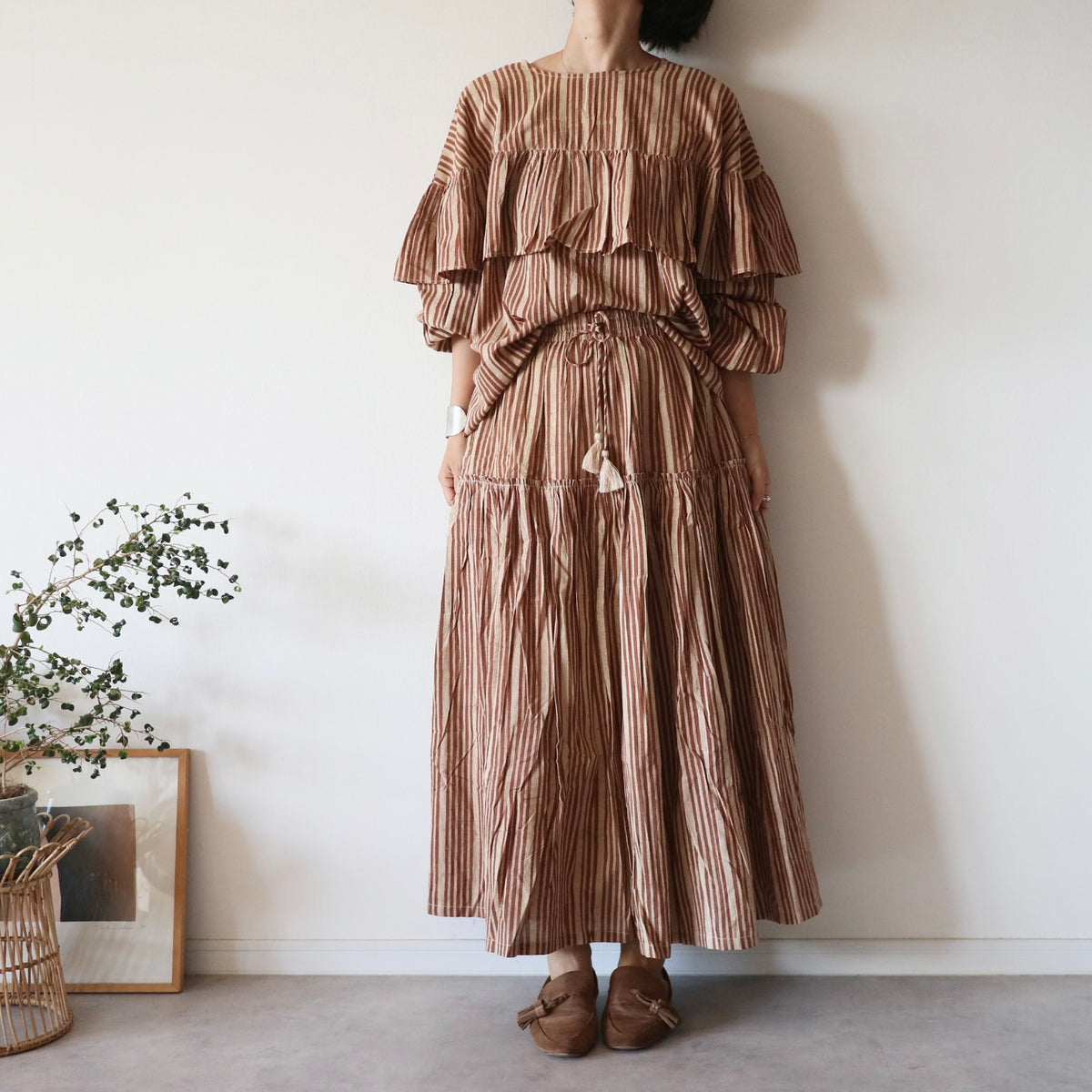 しなやかボリュームのティアードスカート -brown stripe-