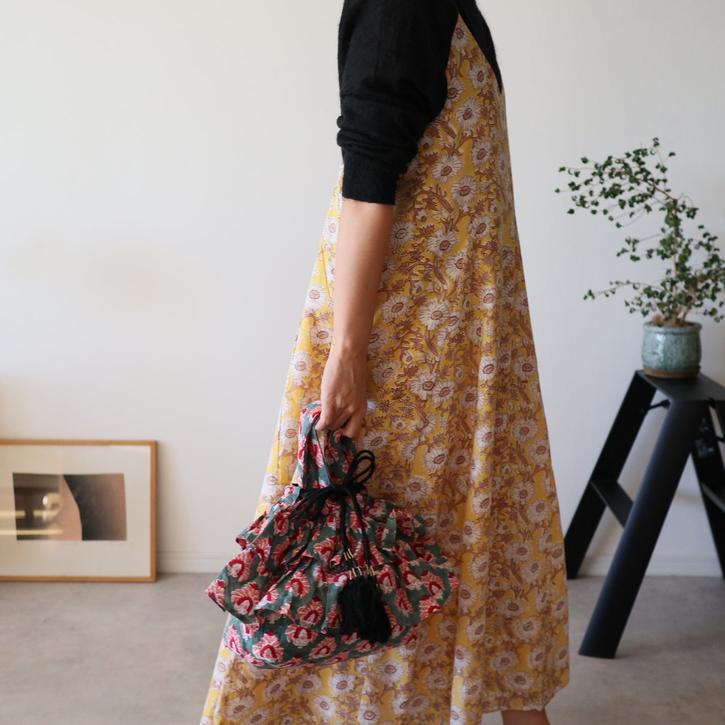 すっきりシルエットの裾ゆれフレアキャミワンピース【Yellow】