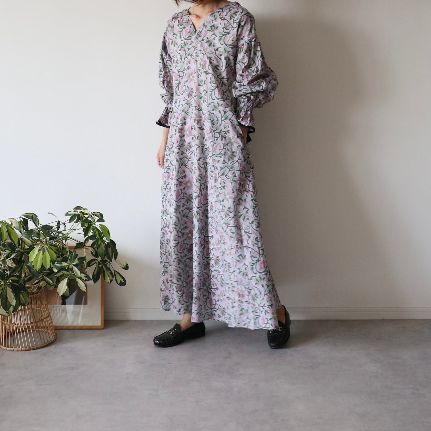 すっきりシルエットの裾揺れフレアワンピース【kusumi lavender】