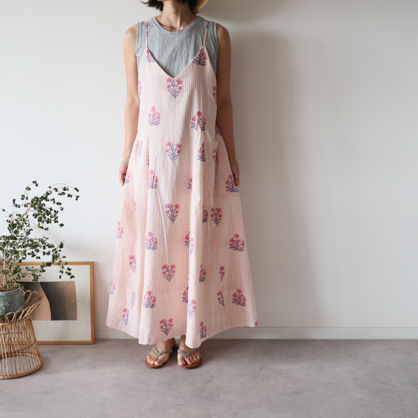 すっきりシルエットの裾ゆれフレアキャミワンピース【peach blossom】