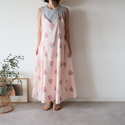 すっきりシルエットの裾ゆれフレアキャミワンピース【peach blossom】