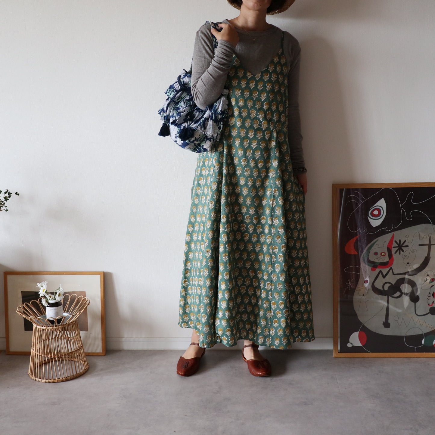 すっきりシルエットの裾ゆれフレアキャミワンピース【garden green】