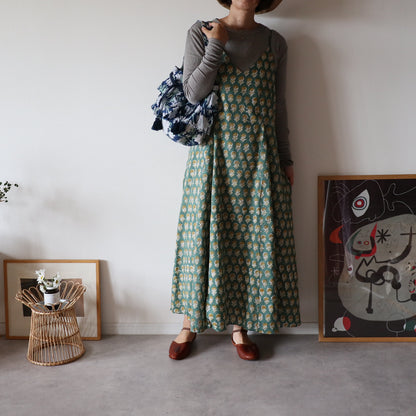 すっきりシルエットの裾ゆれフレアキャミワンピース【garden green】